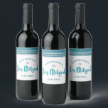 Bar Mitzvah Modern Blauwgroen Silver Tallit Bold S Wijn Etiket<br><div class="desc">Wees trots, verheug je en laat deze mijlpaal van je favoriete Bar Mitzvah zien! Gebruik dit coole, unieke, moderne, gepersonaliseerde wijnetiket om toe te voegen aan deze speciale dag. Vette, stoffige blauwgroen blauwgroene scripttypografie, een zilveren davidster en een stoffige blauwgroen blauwgroene en zilveren glitter gestreepte tallit geïnspireerde grafische overlay met...</div>