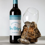 Bar Mitzvah Modern Blauwgroen Silver Tallit Bold S Wijn Etiket<br><div class="desc">Wees trots, verheug je en laat deze mijlpaal van je favoriete Bar Mitzvah zien! Gebruik dit coole, unieke, moderne, gepersonaliseerde wijnetiket om toe te voegen aan deze speciale dag. Vette, stoffige blauwgroen blauwgroene scripttypografie, een zilveren davidster en een stoffige blauwgroen blauwgroene en zilveren glitter gestreepte tallit geïnspireerde grafische overlay met...</div>