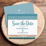 Bar Mitzvah Modern Blauwgroen, zilver Tallit Scrip Save The Date<br><div class="desc">Zorg ervoor al uw vrienden en familieleden de mijlpaal van uw zoon Bar Mitzvah zullen kunnen vieren! Verzend deze koele, unieke, moderne, gepersonaliseerde "sparen de Datum"aankondigingskaart. Vet, stoffig blauwgroen blauw, groen script typografie, Ster van David en een stoffige blauwgroen blauwe en zilveren glitter gestreept, geïnspireerde grafische bedekking met eenvoudige, witte...</div>