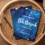 Bar Mitzvah Modern Blue Agate Waterverf Script Kaart<br><div class="desc">Wees trots, blij en toon deze mijlpaal van je favoriete Bar Mitzvah! Verstuur deze coole, unieke, moderne, gepersonaliseerde uitnodiging voor een evenement om het te herinneren. Witte scripttypografie en ster van David bedekken een diepe blauwe achtergrond van de waterverf van het sterrenstelsel met een stalen blauw agaat dat voorzien is...</div>