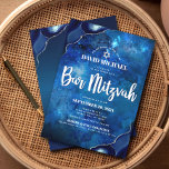 Bar Mitzvah Modern Blue Agate Waterverf Script Kaart<br><div class="desc">Wees trots, blij en toon deze mijlpaal van je favoriete Bar Mitzvah! Verstuur deze coole, unieke, moderne, gepersonaliseerde uitnodiging voor een evenement om het te herinneren. Witte scripttypografie en ster van David bedekken een diepe blauwe achtergrond van de waterverf van het sterrenstelsel met een stalen blauw agaat dat voorzien is...</div>