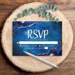 Bar Mitzvah Modern Blue Agate Waterverf Script RSVP Kaartje<br><div class="desc">Wees trots, blij en vier deze mijlpaal van je favoriete Bar Mitzvah met deze coole, unieke, moderne, gepersonaliseerde RSVP-invoegkaart voor je evenement! Witte scripttypografie en ster van David bedekken een diepe blauwe achtergrond van de waterverf van het sterrenstelsel met een blauw blauw blauw blauw agaat met faux zilveren aderen. Pas...</div>