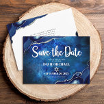 Bar Mitzvah Modern Blue Agate Waterverf Script Save The Date<br><div class="desc">Zorg ervoor al uw vrienden en familieleden de mijlpaal van uw zoon Bar Mitzvah zullen kunnen vieren! Verzend deze koele, unieke, moderne, gepersonaliseerde "sparen de Datum"aankondigingskaart. Witte scripttypografie en ster van David bedekken een diepe blauwe achtergrond van de waterverf van het sterrenstelsel met een blauw blauw blauw blauw agaat met...</div>