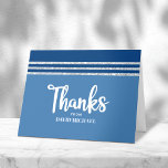 Bar Mitzvah Modern Blue Silver Tallit Bold Script Bedankkaart<br><div class="desc">Zorg ervoor dat je favoriete Bar Mitzvah zijn waardering show aan iedereen die zijn mijlpaal steunde! Verstuur deze coole, unieke, moderne, gepersonaliseerde bedankt kaart. Vet, wit script typografie, Star of David en een blauw en zilver glitter gestript, geïnspireerd grafisch deklaag op een eenvoudige, blauwe achtergrond van cornflower. Een andere talk...</div>