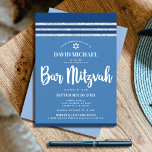 Bar Mitzvah Modern Blue Silver Tallit Bold Script Kaart<br><div class="desc">Wees trots, blij en toon deze mijlpaal van je favoriete Bar Mitzvah! Verstuur deze coole, unieke, moderne, gepersonaliseerde uitnodiging voor een evenement om het te herinneren. Vet, wit script typografie, Star of David en een blauw en zilver glitter gestript, geïnspireerd grafisch deklaag op een eenvoudige, blauwe achtergrond van cornflower. Pas...</div>