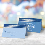 Bar Mitzvah Modern Blue Silver Tallit Bold Script Plaatskaartje<br><div class="desc">Geen Bar Mitzvah partij is volledig zonder gepersonaliseerde plaatskaarten. Laat je favoriete Bar Mitzvah trots zijn, blij en vieren zijn mijlpaal op zijn perfect gecoördineerde partij. Vette, blauwachtige typografie en een blauw en faux zilveren glitter gestript, geïnspireerd op een eenvoudige, lichte cornflower blauwe achtergrond. Op de rug, witte manuscripttypografie en...</div>