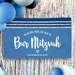 Bar Mitzvah Modern Blue Silver Tallit Bold Script Spandoek<br><div class="desc">Wees trots, blij en toon deze mijlpaal van je favoriete Bar Mitzvah! Hang deze coole, unieke, moderne, gepersonaliseerde banner op om zijn speciale dag aan te vullen. Vet, wit script typografie, Star of David en een blauw en zilver glitter gestript, geïnspireerd grafisch deklaag op een eenvoudige, blauwe achtergrond van cornflower....</div>