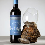 Bar Mitzvah Modern Blue Silver Tallit Bold Script Wijn Etiket<br><div class="desc">Wees trots, verheug je en laat deze mijlpaal van je favoriete Bar Mitzvah zien! Gebruik dit coole, unieke, moderne, gepersonaliseerde wijnetiket om toe te voegen aan deze speciale dag. Vet, wit script typografie, Star of David en een marine blauw en zilver glitter gestreepte tallit geïnspireerde grafische overlay een eenvoudige, korenbloem...</div>