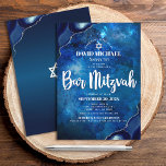 Bar Mitzvah Modern Blue Waterverf Agate Script Kaart<br><div class="desc">Wees trots, blij en toon deze mijlpaal van je favoriete Bar Mitzvah! Verstuur deze coole, unieke, moderne, gepersonaliseerde uitnodiging voor een evenement om het te herinneren. Witte scripttypografie en ster van David bedekken een diepe blauwe achtergrond van de waterverf van het sterrenstelsel met een stalen blauw agaat dat voorzien is...</div>