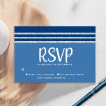 Bar Mitzvah Modern Bold Blue Silver Tallit Script RSVP Kaartje<br><div class="desc">Wees trots, blij en vier deze mijlpaal van je favoriete Bar Mitzvah met deze coole, unieke, moderne, gepersonaliseerde RSVP-invoegkaart voor je evenement! Vet, wit script typografie, Star of David en een blauw en zilver glitter gestript, geïnspireerd grafisch deklaag op een eenvoudige, blauwe achtergrond van cornflower. Pas de douanetekst met het...</div>