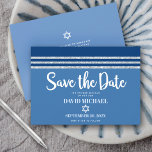 Bar Mitzvah Modern Bold Blue Silver Tallit Script Save The Date<br><div class="desc">Zorg ervoor al uw vrienden en familieleden de mijlpaal van uw zoon Bar Mitzvah zullen kunnen vieren! Verzend deze koele, unieke, moderne, gepersonaliseerde "sparen de Datum"aankondigingskaart. Vet, wit script typografie, Star of David en een blauw en zilver glitter gestript, geïnspireerd grafisch deklaag op een eenvoudige, blauwe achtergrond van cornflower. Pas...</div>