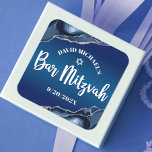 Bar Mitzvah Modern Navy Blue Ombre Agate Script Vierkante Sticker<br><div class="desc">Wees trots, blij en toon deze mijlpaal van je favoriete Bar Mitzvah! Gebruik deze coole, unieke, moderne, gepersonaliseerde sticker om zijn speciale dag aan te vullen. Witte scripttypografie en ster van David bedekken een diepe blauw blauw ombre achtergrond met een stalen blauw agaat met faux zilveren aderen. Pas de douanetekst...</div>