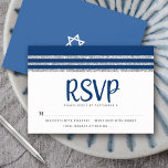 Bar Mitzvah Modern Navy Blue Silver Tallit Script RSVP Kaartje<br><div class="desc">Wees trots, verheug je en vier deze mijlpaal van je favoriete Bar Mitzvah met deze coole, unieke, moderne, gepersonaliseerde RSVP-insteekkaart voor je evenement! Vet, marineblauw schrift typografie, Star of David en een marineblauw en zilveren glitter gestreepte tallit geïnspireerde grafische overlay op een eenvoudige, witte achtergrond. Personaliseer de aangepaste tekst met...</div>