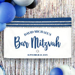 Bar Mitzvah Modern Navy Blue Silver Tallit Script Spandoek<br><div class="desc">Wees trots, blij en toon deze mijlpaal van je favoriete Bar Mitzvah! Hang deze coole, unieke, moderne, gepersonaliseerde banner op om zijn speciale dag aan te vullen. Vet blauw, blauw, blauw script, een zilveren Ster van David en een blauw en zilveren glitter gestript, geïnspireerd grafisch deklaag op een eenvoudige, witte...</div>