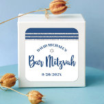 Bar Mitzvah Modern Navy Blue Silver Tallit Script Vierkante Sticker<br><div class="desc">Wees trots, blij en toon deze mijlpaal van je favoriete Bar Mitzvah! Gebruik deze coole, unieke, moderne, gepersonaliseerde sticker om zijn speciale dag aan te vullen. Vet blauw, blauw, blauw script, een zilveren Ster van David en een blauw en zilveren glitter gestript, geïnspireerd grafisch deklaag op een eenvoudige, witte achtergrond....</div>