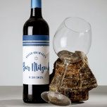 Bar Mitzvah Modern Navy Blue Silver Tallit Script Wijn Etiket<br><div class="desc">Wees trots, blij en toon deze mijlpaal van je favoriete Bar Mitzvah! Gebruik dit coole, unieke, moderne, gepersonaliseerde wijnetiket om zijn speciale dag aan te vullen. Vet blauw, blauw, blauw script, een zilveren Ster van David en een blauw en zilveren glitter gestript, geïnspireerd grafisch deklaag op een eenvoudige, witte achtergrond....</div>
