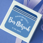 Bar Mitzvah Modern Silver Blue Tallit Bold Script Vierkante Sticker<br><div class="desc">Wees trots, blij en toon deze mijlpaal van je favoriete Bar Mitzvah! Gebruik deze coole, unieke, moderne, gepersonaliseerde sticker om zijn speciale dag aan te vullen. Vet, wit script typografie, Star of David en een blauw en zilver glitter gestript, geïnspireerd grafisch deklaag op een eenvoudige, blauwe achtergrond van cornflower. Pas...</div>