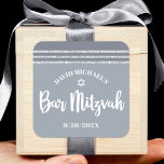 Bar Mitzvah Modern Silver Grey Tallit Bold Script Vierkante Sticker<br><div class="desc">Wees trots, blij en toon deze mijlpaal van je favoriete Bar Mitzvah! Gebruik deze coole, unieke, moderne, gepersonaliseerde sticker om zijn speciale dag aan te vullen. Vet, witte manuscripttypografie, Ster van David, en een zachte grijze en zilveren glitter gestripte talk geïnspireerde grafische bekleding een eenvoudige, lichtere zachte grijze achtergrond. Pas...</div>