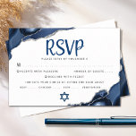 Bar Mitzvah Modern Simple Navy Blue Agate Script RSVP Kaartje<br><div class="desc">Wees trots, verheug je en vier deze mijlpaal van je favoriete Bar Mitzvah met deze coole, unieke, moderne, gepersonaliseerde RSVP-insteekkaart voor je evenement! Marineblauw schrift typografie en Star of David overlay een eenvoudige, witte achtergrond met stalen blauwe agaat stenen geaccentueerd met faux zilveren aderen. Personaliseer de aangepaste tekst met de...</div>