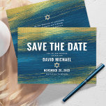Bar Mitzvah Modern Typografie Turquoise Gold Foil Save The Date<br><div class="desc">Zorg ervoor al uw vrienden en familieleden de mijlpaal van uw zoon Bar Mitzvah zullen kunnen vieren! Verzend deze koele, unieke, moderne, gepersonaliseerde "sparen de Datum"aankondigingskaart. Metallic gouden folieslijpstrepen en Star van David, samen met vettige witte typografie, bedekken een rijke, turkooisblauwe ombre verfachtergrond. Pas de douanetekst met de naam en...</div>