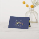 BAR MITZVAH moderne faux goud op marine voor ZACHA Plaatskaartje<br><div class="desc">door kat massard >>> kat@simplysweetPAPERIE.com << Een on trend, schattig ontwerp voor uw Event Reception PLACE CARDS. Hand schrijf gasten namen en voeg tabelnummer toe TIP :: 1. Als u afbeeldingen en lettertypen wilt wijzigen of verplaatsen en meer tekst wilt toevoegen, klikt u op de knop "Aanpassen" - - -...</div>