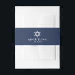 Bar Mitzvah Moderne Marine Blauw & Wit Ster van Da Uitnodigingen Wikkel<br><div class="desc">Compliment moderne marine blauw en wit bar mitswa uitnodigingen met stijlvolle op maat gemaakte buikbanden. Naam en datum op deze sjabloon zijn eenvoudig te personaliseren of te verwijderen. Het minimalistische ontwerp is voorzien van stijlvolle art deco geïnspireerde typografie en een elegante Star of David. Een coördinerende buikband maakt een elegante...</div>