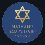 Bar Mitzvah Navy Blue & Gold Star van David Name Ronde Sticker<br><div class="desc">Elegante moderne blauw en gouden classic bar mitswa stickers met aangepaste naam,  datum en Star of David design. Deze bar mitzvah gunstag tag stickers zijn stijlvolle en stijlvolle envelop afdichtingen,  of op uw bar en bat mitzvah party decor projecten.</div>