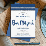 Bar Mitzvah Navy Blue Script Simple Modern Tallit Kaart<br><div class="desc">Wees trots, blij en toon deze mijlpaal van je favoriete Bar Mitzvah! Verstuur deze coole, unieke, moderne, gepersonaliseerde uitnodiging voor een evenement om het te herinneren. Vet, blauw blauw script typografie, Ster van David en een blauw en zilveren glitter gestript, geïnspireerd grafisch deklaag op een eenvoudige, witte achtergrond. Pas de...</div>