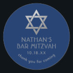Bar Mitzvah Navy Blue & Silver Star van David Name Ronde Sticker<br><div class="desc">Elegante moderne blauw en zilveren classic bar mitswa stickers met aangepaste naam,  datum en Star of David design. Deze bar mitzvah gunstag tag stickers zijn stijlvolle en stijlvolle envelop afdichtingen,  of op uw bar en bat mitzvah party decor projecten.</div>