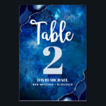 Bar Mitzvah Navy Galaxy Waterverf Agate Script Kaart<br><div class="desc">Geen Bar Mitzvah feest is compleet zonder gepersonaliseerde tafelnummerkaarten. Laat uw zoon trots zijn, zich verheugen en zijn mijlpaal vieren op zijn perfect gecoördineerde feest. Wit kalligrafiescript, lichtblauw grijs en wit typografie, en staalblauw agaatgesteente geaccentueerd met faux zilveren aderen bedekken een diepblauw sterrenstelsel waterverf achtergrond. Personaliseer de aangepaste tekst met...</div>