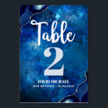 Bar Mitzvah Navy Galaxy Waterverf Agate Script Kaart<br><div class="desc">Geen Bar Mitzvah feest is compleet zonder gepersonaliseerde tafelnummerkaarten. Laat uw zoon trots zijn, zich verheugen en zijn mijlpaal vieren op zijn perfect gecoördineerde feest. Wit kalligrafiescript, lichtblauw grijs en wit typografie, en staalblauw agaatgesteente geaccentueerd met faux zilveren aderen bedekken een diepblauw sterrenstelsel waterverf achtergrond. Personaliseer de aangepaste tekst met...</div>