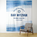 Bar Mitzvah Navy Type Blauwe Folie Foto Achtergron Wandkleed<br><div class="desc">Wees trots, verheug je en laat deze mijlpaal van je favoriete Bar Mitswa zien! Hang deze coole, unieke, moderne, gepersonaliseerde foto selfie achtergrond op om toe te voegen aan deze speciale dag. Faux metallic lichtblauwe folie penseelstreken, marineblauwe typografie en een marineblauwe davidster bedekken een strakke, witte achtergrond. Personaliseer de aangepaste...</div>