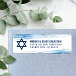 Bar Mitzvah Navy Type Blue Folie Return Address Etiket<br><div class="desc">Wees trots, verheug en vier deze mijlpaal van je favoriete Bar Mitzvah wanneer je dit coole, unieke, moderne, persoonlijke label voor retouradressen gebruikt! Metallic lichtblauwe penseelstreken, samen met een vette, marinesblauwe typografie en ster van David, bedekken een eenvoudige, witte achtergrond. Pas de douanetekst met jouw naam en adres aan. Gegarandeerd...</div>