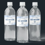 Bar Mitzvah Navy Typografie Bold Blue Folie Modern Waterfles Etiket<br><div class="desc">Geen Bar Mitswa-feest is compleet zonder gepersonaliseerde waterflessen. Laat je zoon trots zijn, zich verheugen en zijn mijlpaal vieren op zijn perfect gecoördineerde feest. Faux metallic lichtblauwe folie penseelstreken, marineblauwe typografie en een marineblauwe davidster bedekken een strakke, witte achtergrond. Personaliseer de aangepaste tekst met de naam en datum of het...</div>