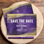 Bar Mitzvah Paarse Waterverf Gold Foil Modern Save The Date<br><div class="desc">Zorg ervoor al uw vrienden en familieleden de mijlpaal van uw zoon Bar Mitzvah zullen kunnen vieren! Verzend deze koele, unieke, moderne, gepersonaliseerde "sparen de Datum"aankondigingskaart. De metallische gouden borstelslagen van de folie en Ster van David, samen met gewaagde, witte typografie, leggen een rijke, donkere paarse ombre waterverf achtergrond over....</div>