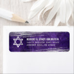Bar Mitzvah Paarse zilverfolie vet retouradres Etiket<br><div class="desc">Wees trots, verheug en vier deze mijlpaal van je favoriete Bar Mitzvah wanneer je dit coole, unieke, moderne, persoonlijke label voor retouradressen gebruikt! Metallic zilverfolie penseelstreken en Star van David, samen met een gewaagde witte typografie, bedekken een rijke, donkere paarse ombre waterverf achtergrond. Pas de douanetekst met jouw naam en...</div>