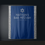 Bar Mitzvah Photo Backdrop Blue Silver Wandkleed<br><div class="desc">Bar Mitzvah persoonlijke foto-achtergrondverlichting met blauw marineslein en zilveren faux sparkly glitter stripe border edge en grijze en zilveren ster van David bovenaan. Verander de achtergrondkleuren en de doopvonten door "verder aan te passen"te klikken om uw te ontwerpen.</div>