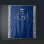 Bar Mitzvah Photo Backdrop Blue Silver Wandkleed<br><div class="desc">Bar Mitzvah persoonlijke foto-achtergrondverlichting met blauw marineslein en zilveren faux sparkly glitter stripe border edge en grijze en zilveren ster van David bovenaan. Verander de achtergrondkleuren en de doopvonten door "verder aan te passen"te klikken om uw te ontwerpen.</div>