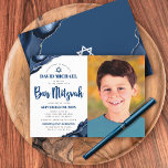 Bar Mitzvah Photo Modern Navy Blue Agate Script Kaart<br><div class="desc">Wees trots, blij en toon deze mijlpaal van je favoriete Bar Mitzvah! Verzend deze koele, unieke, moderne, gepersonaliseerde fotouitnodiging voor een gebeurtenis om te herinneren. Op de linkerkant, marinesblauw manuscript, gewaagde typografie, en Ster van David, samen met stalen blauw agate geaccentueerd met faux zilveren aderen, bedekken een eenvoudige, witte achtergrond....</div>