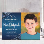 Bar Mitzvah Photo Navy Blue Ombre Agate Script Kaart<br><div class="desc">Wees trots, blij en toon deze mijlpaal van je favoriete Bar Mitzvah! Verzend deze koele, unieke, moderne, gepersonaliseerde fotouitnodiging voor een gebeurtenis om te herinneren. Aan de linkerkant, wit manuscript, gewaagde typografie, en Ster van David, samen met stalen blauw agaat dat met faux zilveren aderen wordt geaccentueerd, bekleed een diepe...</div>