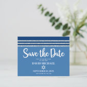 Bar Mitzvah Save Date Blue Silver Tallit Script Uitnodiging Briefkaart (Staand voorkant)