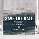 Bar Mitzvah Save Date Charcoal Gray Silver Foil Uitnodiging Briefkaart<br><div class="desc">Zorg ervoor al uw vrienden en familieleden de mijlpaal van uw zoon Bar Mitzvah zullen kunnen vieren! Verzend dit koele, unieke, moderne, gepersonaliseerde "sparen de Datum"briefkaart van de aankondiging. Metallic zilverfolie penseelstreken en Star van David, samen met vettige witte typografie, bedekken een rijke, donkere houtskool grijze blauwe ombre verfachtergrond. Pas...</div>