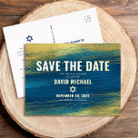 Bar Mitzvah Save Date Modern Turquoise Real Gold Folie Uitnodiging Briefkaart<br><div class="desc">Zorg ervoor al uw vrienden en familieleden de mijlpaal van uw zoon Bar Mitzvah zullen kunnen vieren! Verzend dit koele, unieke, moderne, gepersonaliseerde "sparen de Datum"briefkaart van de aankondiging. Vette, echte gouden folie typografie en ster van David overlay faux metallic goudborstelslagen en een rijke, turkooisblauwe ombre verfachtergrond. Pas de douanetekst...</div>