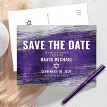 Bar Mitzvah Save the Date Paarse Ombre Silver Foil Uitnodiging Briefkaart<br><div class="desc">Zorg ervoor al uw vrienden en familieleden de mijlpaal van uw zoon Bar Mitzvah zullen kunnen vieren! Verzend dit koele, unieke, moderne, gepersonaliseerde "sparen de Datum"briefkaart van de aankondiging. Metallic zilverfolie penseelstreken en Star van David, samen met een gewaagde witte typografie, bedekken een rijke, donkere paarse ombre waterverf achtergrond. Pas...</div>