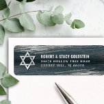Bar Mitzvah Silver Foil Dark Grey Return Address Etiket<br><div class="desc">Wees trots, verheug en vier deze mijlpaal van je favoriete Bar Mitzvah wanneer je dit coole, unieke, moderne, persoonlijke label voor retouradressen gebruikt! Metallic zilverfolie penseelstreken en Star van David, samen met vettige witte typografie, bedekken een rijke, donkere houtskool grijze blauwe ombre verfachtergrond. Pas de douanetekst met jouw naam en...</div>
