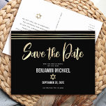 Bar Mitzvah Sla de datum op Zwart Goud Folie Scrip Uitnodiging Briefkaart<br><div class="desc">Zorg ervoor dat al je vrienden en familieleden de mijlpaal Bar Mitzvah van je zoon kunnen vieren! Stuur dit prachtige, moderne, "Save the Date" aankondigingsbericht briefkaart. Graphic faux gold folie kalligrafie script, Star of David, en hand getekende tallit lijnen, bedekken een rijke, dramatische, zwarte achtergrond. Personaliseer de aangepaste tekst met...</div>
