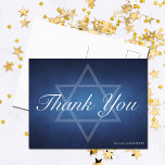 Bar Mitzvah Star of David Aangepaste Joods Dank u Briefkaart<br><div class="desc">Mooie diepe tinten donkerblauw creëer een textuur als water op deze formele Bat of Bar Mitzvah party dank u briefkaarten. Elegant wit minimalistisch script op decor met de naam van je dochter of zoon met de subtiele Star of David om bedankt te geven voor een joods cadeau.</div>