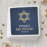 Bar Mitzvah Star van David Navy Blue White en Gold Servet<br><div class="desc">Voeg een gepersonaliseerde afwerking toe aan een bar mitzvah receptie viering met elegante marineblauw, witte en gouden papieren servetten. Al tekst is eenvoudig aan te passen of te schrappen. Het ontwerp is voorzien van een eenvoudige, moderne blauw-blauw-blauw-achtergrond, faux gouden folie Ster van David en stijlvolle, op deco geïnspireerde typografie. Houd...</div>