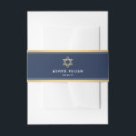 Bar Mitzvah Star van David Navy Blue White en Gold Uitnodigingen Wikkel<br><div class="desc">Complimenteer elegante marineblauw, wit en gouden bar mitswa uitnodigingen met stijlvolle op maat gemaakte buikbanden. Naam en datum op deze sjabloon zijn eenvoudig te personaliseren of te verwijderen. Het moderne minimalistische ontwerp is voorzien van stijlvolle art deco geïnspireerde typografie en faux gouden folie strepen en Star of David. Houd er...</div>