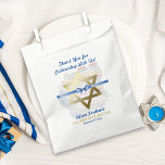 Bar Mitzvah ster van David Ribbon Bedankzakje<br><div class="desc">Dank uw gasten met deze bar mitswa gunsttas met een gouden ster van David met blauw lint eroverheen. Een kleurrijke gestreepte verfspatten achtergrond. Sjablonen die voor u zijn gemaakt.</div>
